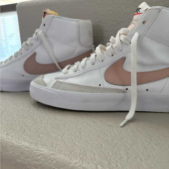 Women’s Nike Blazer MD 77 Vintage High Too Sneakers - Picture 2 of 15
